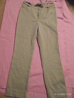 Krásné hnědé lesklé šaty na ples v letošní módní barve - 10