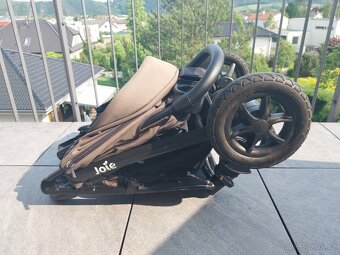 Dětský kočárek Joie tmavě šedý se zimním fusakem - 10