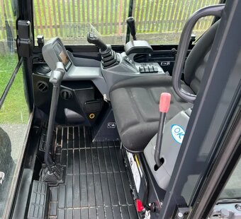 Minibagr Yanmar SV16 - 10