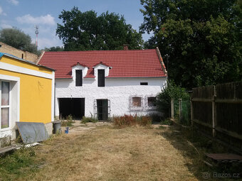 Prodejna potravin s bydlením v centru obce - 10