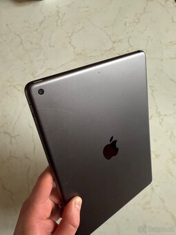 iPad 8 s originál klávesnicí a Apple Pencil 1 - 10