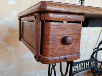 Historický šlapací šicí stroj Singer pro domácí užití - 10