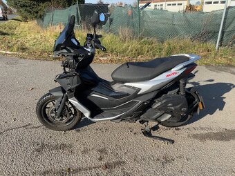 Aprilia SR 125 GT rv:2022/3 lehce havarovaný pojízdný - 10