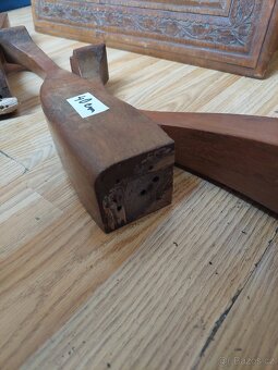 Ručně vyřezavany stolek - 10