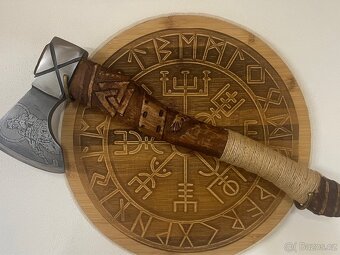 Vikingská sekera s držákem. - 10