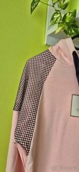 Elegantní mikinové šaty s ozdobnou síťovinou s kamínky - 10
