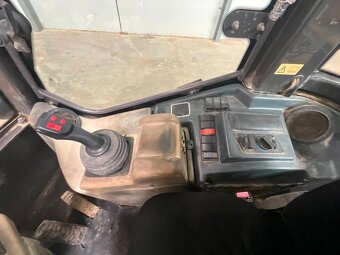 NAKLADAČ MECALAC A 700 OTOČNÁ LŽÍCE - 10