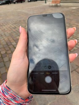 iPhone 11 - 10