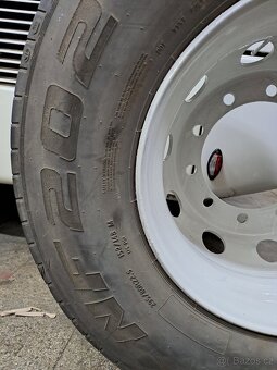2 vodicí kola 295/80 R 22,5" - 10