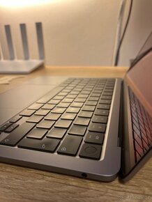 MacBook Air 13" M2 / 16GB RAM / 256GB HD / 8×CPU / Šedý - 10
