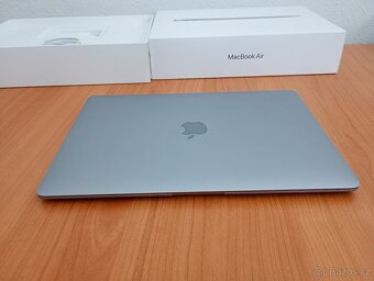 Macbook Air 13 palců M1 chip 8 GB RAM 256 SSD 200 cyklů - 10