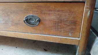 Dřevěná skříň - 10