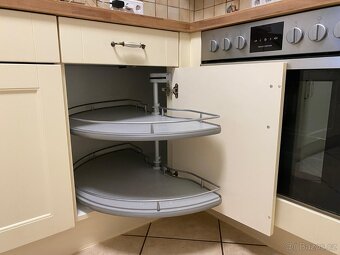 Moderní kuchyňská linka se spotřebiči - 10