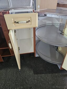 Moderní kuchyňská linka se spotřebiči - 10