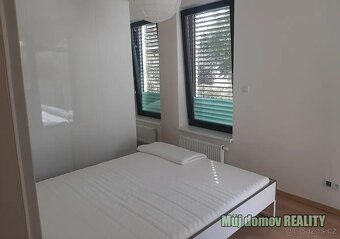 Pronájem bytu 2+kk s velkou terasou /37m2/ a zahradou /70m2/ - 10