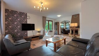 Prodej rodinného domu 280m2, vyhřívaný bazén, pozemek 1054m2 - 10