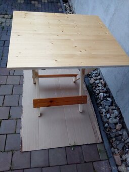 Prodám skládací stůl ze dřeva 75x80 - 10