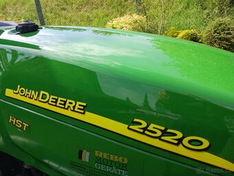 Traktor John Deere 2520 HST - 10