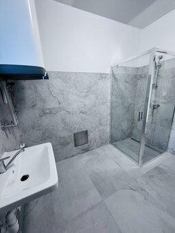 Pronájem prostorného bytu 2+1 (3kk) v RD, 63m2, s vlastním p - 10