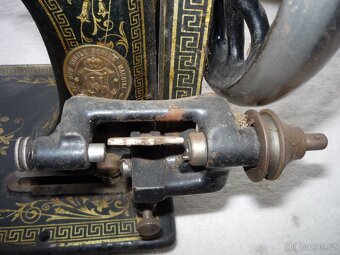 Starožitný lodičkový šicí stroj - KLENOTY S VŮNÍ OLEJE - 10