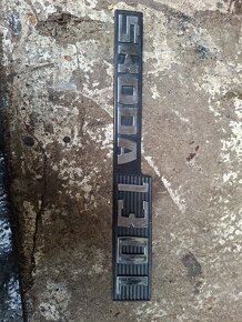 Skoda 130, 125 ; emblem 130 + lista pr.blatniku; emblem 125L - 10