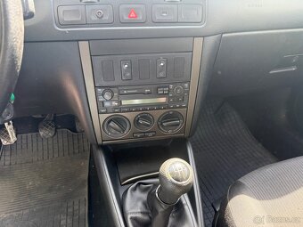 🚗 VW Bora 1.6 benzín – držák Rv 2003 - 10