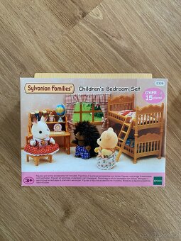 Sylvanian Families Patrový dům s červenou střechou + přísluš - 10