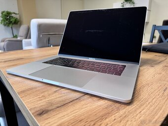 MacBook Pro 15” CTO – i7 / 16 GB RAM / 256 GB / Radeon 555 - 10