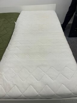 Postel s matracemi a úložným prostorem - 10