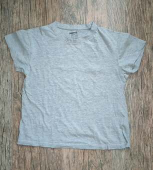 12 triček, vel. 146/152 - 10