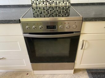 Moderní kuchyňská linka se spotřebiči - 10