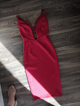 Sexy červené šaty s výstřihem a odhalenými zády - 10