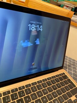 Apple MacBook Air 13" (M1, 2020) - 10