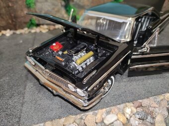 Prodám model 1:18 Ford galaxie 500 XL - 10