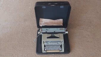 Prodám švýcarský starožitní psací stroj Hermes v kufríku - 10