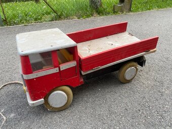 Staré dřevěné velké auto - 10