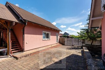 Prostorný rodinný dům 6+kk s bazénem a výhledem na zámecký p - 10