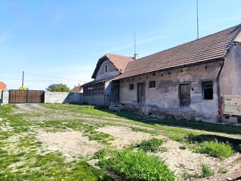 Nabízíme zemědělskou usedlost s 2 RD v obci - 10