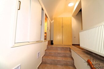Pronájem unikátního podkrovní bytu 2+kk (77 m²), klimatizace - 10