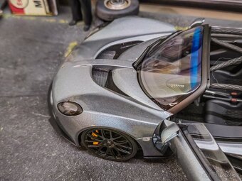Henessey Venom 1:18 Autoart Signature - 10