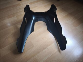 Klín/spoiler pod motor. - 10