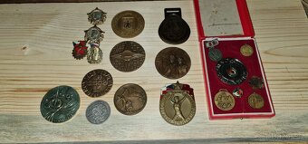 Mix mincí a odznáčků. - 10