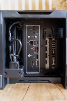 HERNÍ MINI PC - R7 5700X3D / 32GB / 2TB SSD / RTX 3080 10G - 10