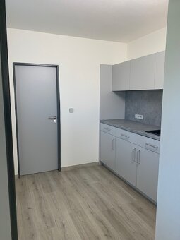 Pronájem obchodních prostor, kanceláře - 10