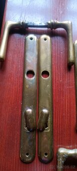 Mosazné kování , kliky na dveře. 5x - 10