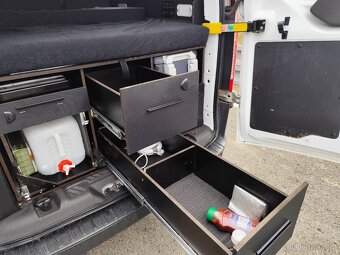 Ford transit Custom 2,2 TDCi s obytnou vestavbou - 10