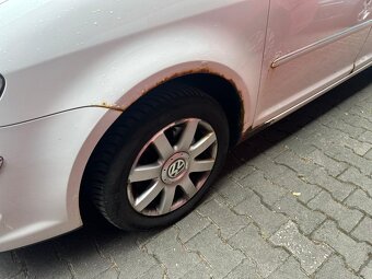VW TOURAN 2,0 TDi RV 2009 = 7. SEDADEL ZA 59000 KČ - 10