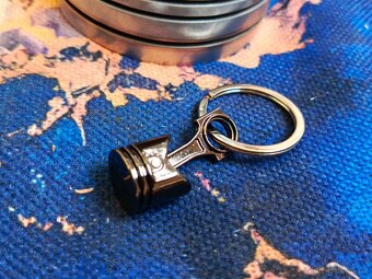 Svícen z motorového pístu - Autonábytek Kovář - 10