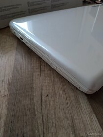 Bílý notebook Toshiba s Win - 10