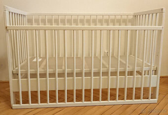 Postýlka IKEA s matrací, peřinkami a příslušenstvím - 10